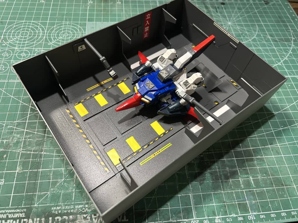 側面に作業用アームと仕切りが追加されている箱