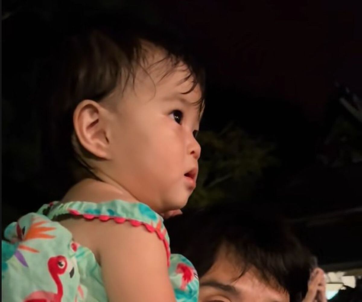 娘を抱っこしたら、思わぬ場所をつかまれ……　夫“まさかの顔”に「ごめん笑った」「こんなんズルいわ」と540万再生 | 育児 ねとらぼ