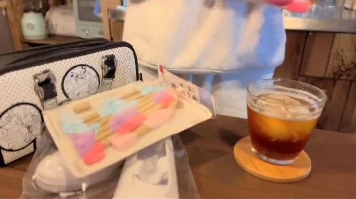 刺しゅうでデコ上履き作り