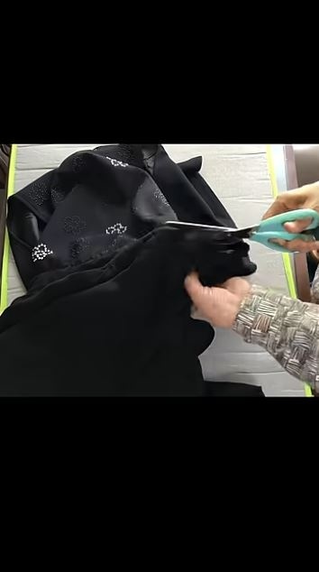 カットする様子