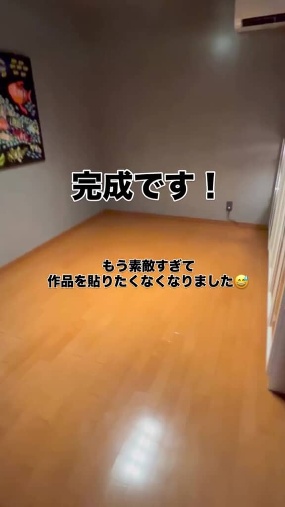 グレーのマグネットパネルで覆われたシックな部屋