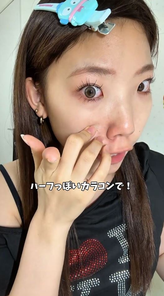 淡いグレーのカラコンを入れる