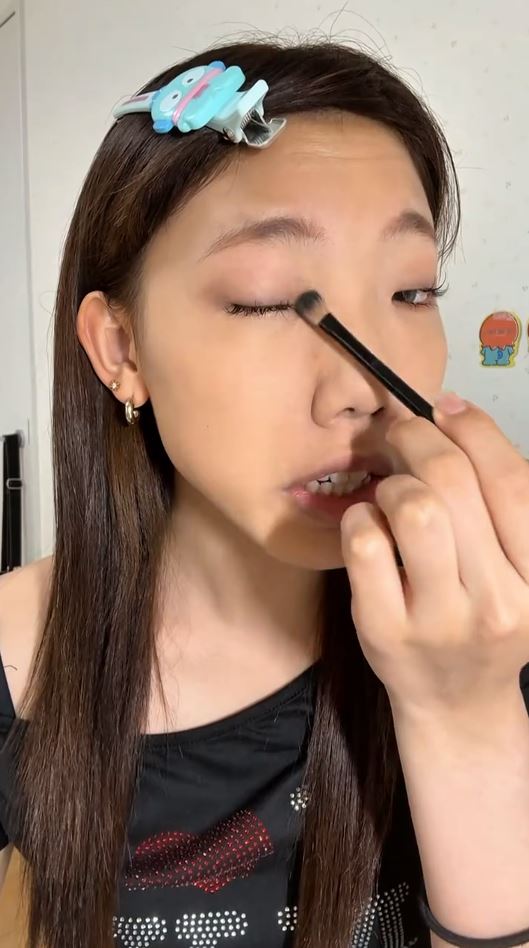 スモーキーなアイシャドウを乗せる