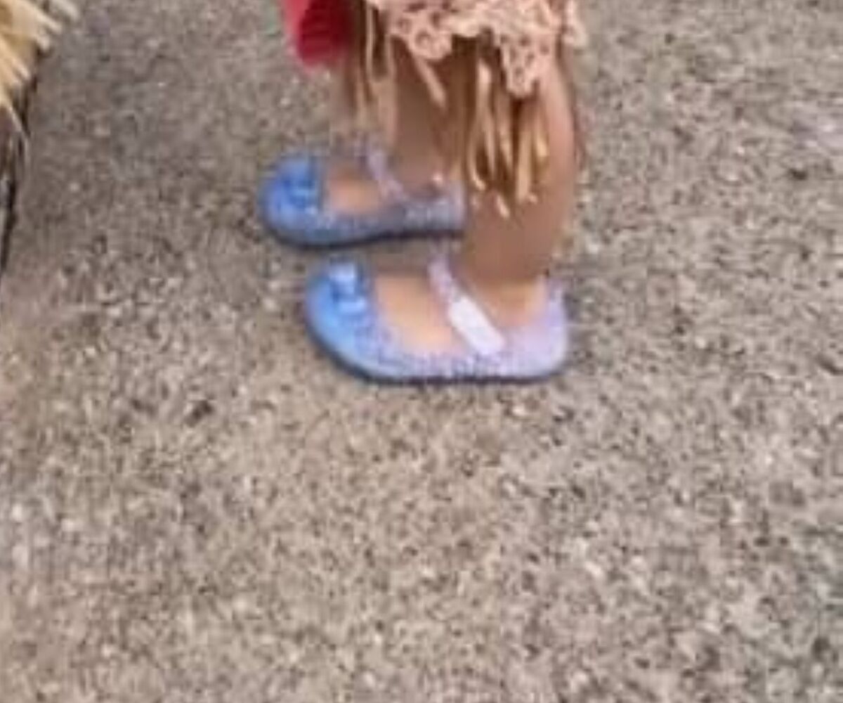 ディズニーへ行ったら……　キャストが思わず抱きしめた“まさかの姿”が「すげぇいい」「実写版みたい」と330万再生 | 育児 ねとらぼ