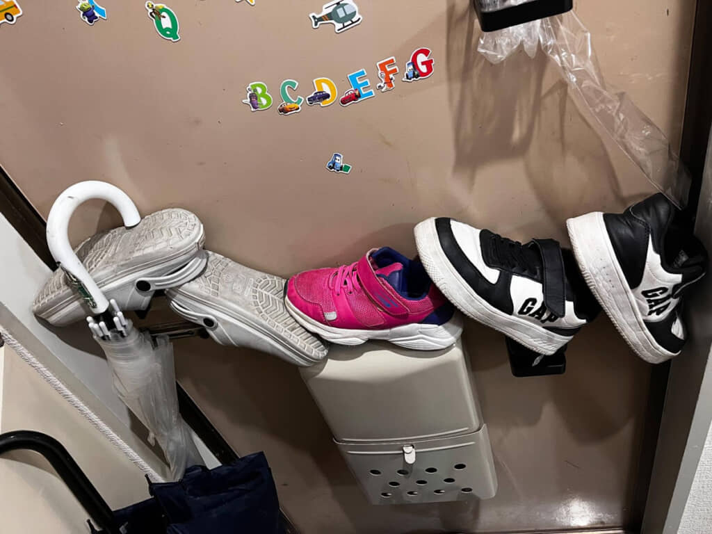 ドアを開けると靴が落ちて警報代わりに。かわいい発想ながら、それなりに効果はありそう