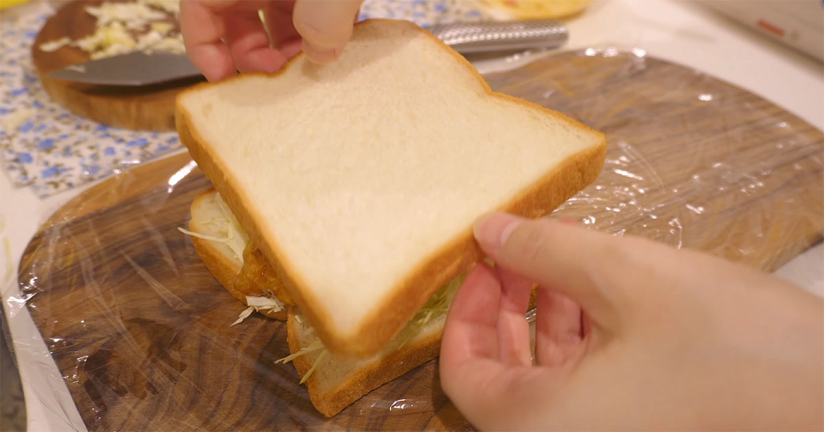 1人暮らしの女性が寝る前に作ったサンドイッチ→“ひと手間”で差が出る出来栄え「おなかすいてきた」「まねしたい」（1/3） | グルメ ねとらぼ