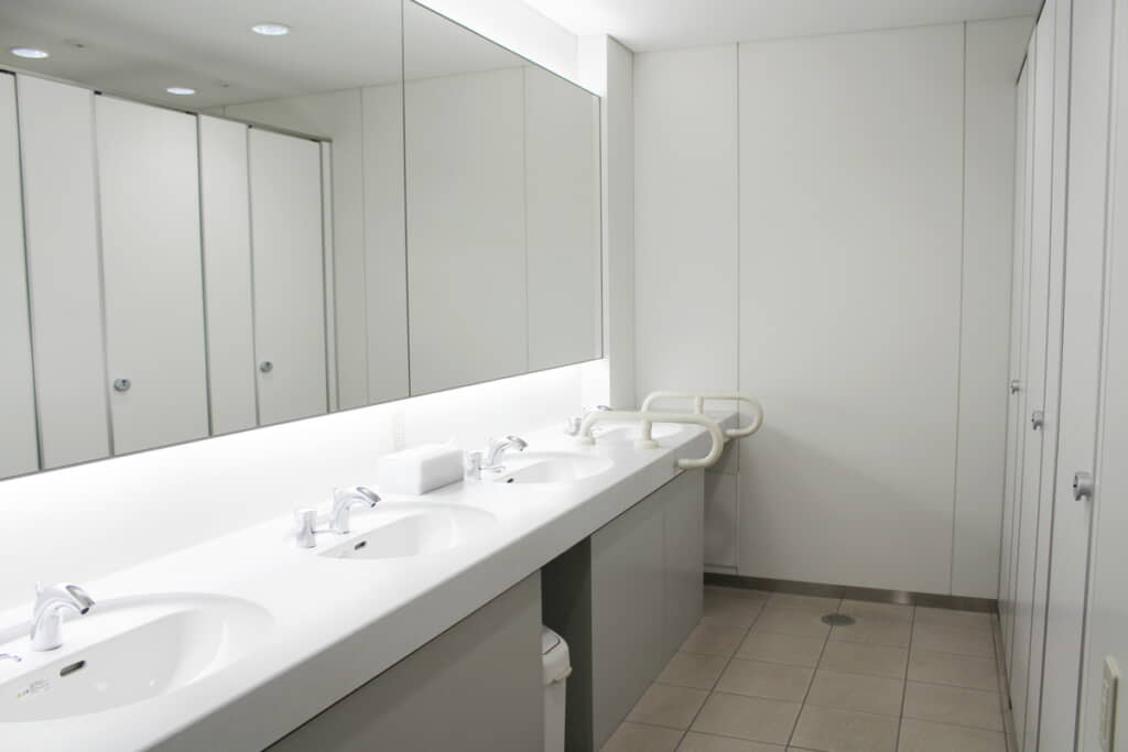 会社のトイレでびっくり（出典：PIXTA）