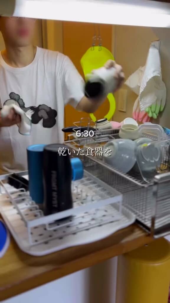 食器を片付け……