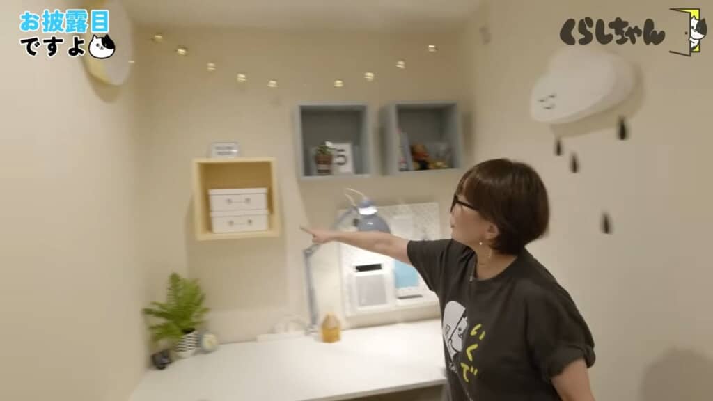 ポイントを解説する村上さん。ゴールドを取り入れて子どもっぽくならないコーデ