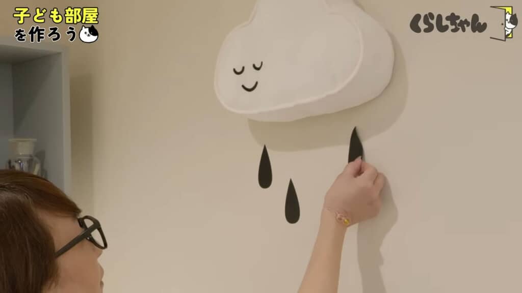 部屋を飾っていく村上さん。どんな部屋になるのでしょうか