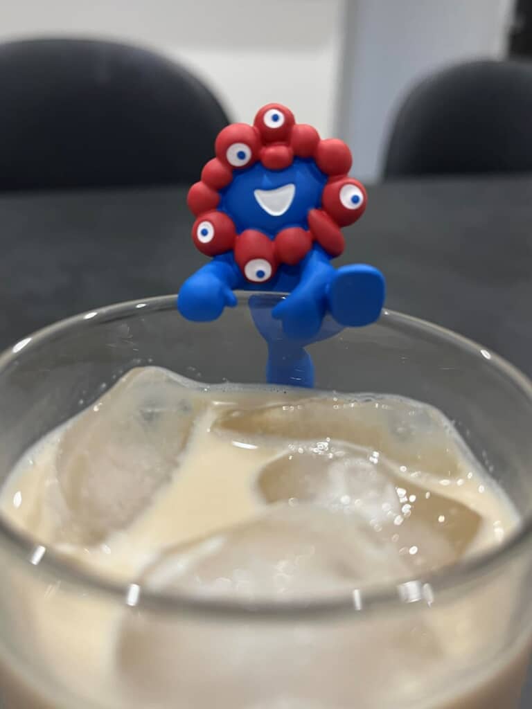 コップのフチに飾れるミャクミャク