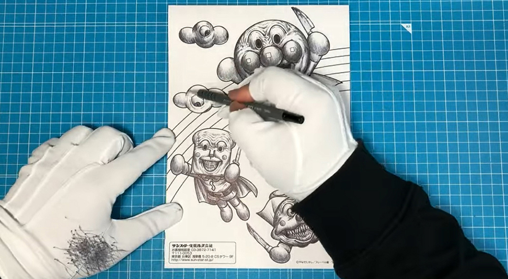 背景の雲に目玉がついた