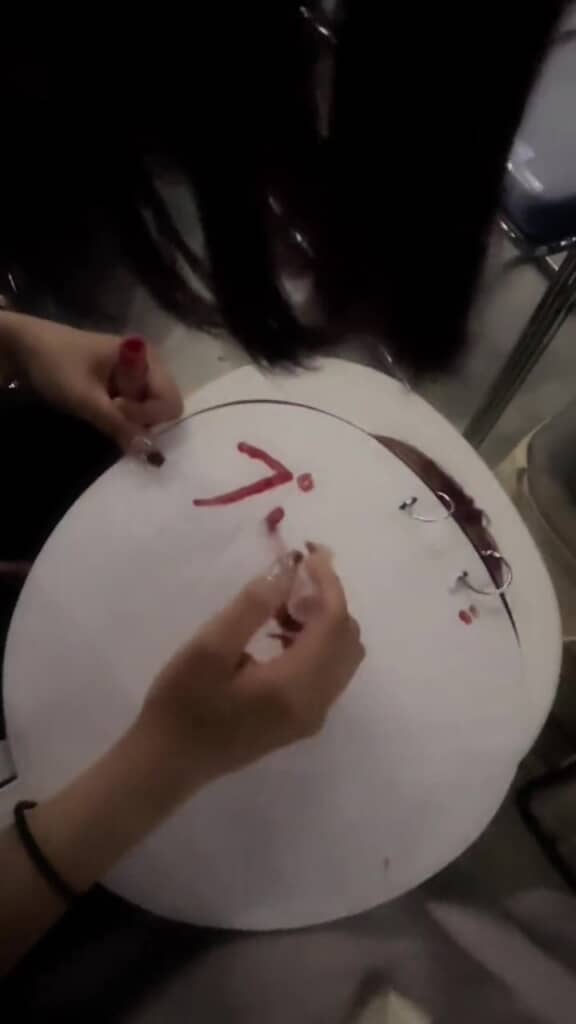 急きょ“ファンサうちわ”作り