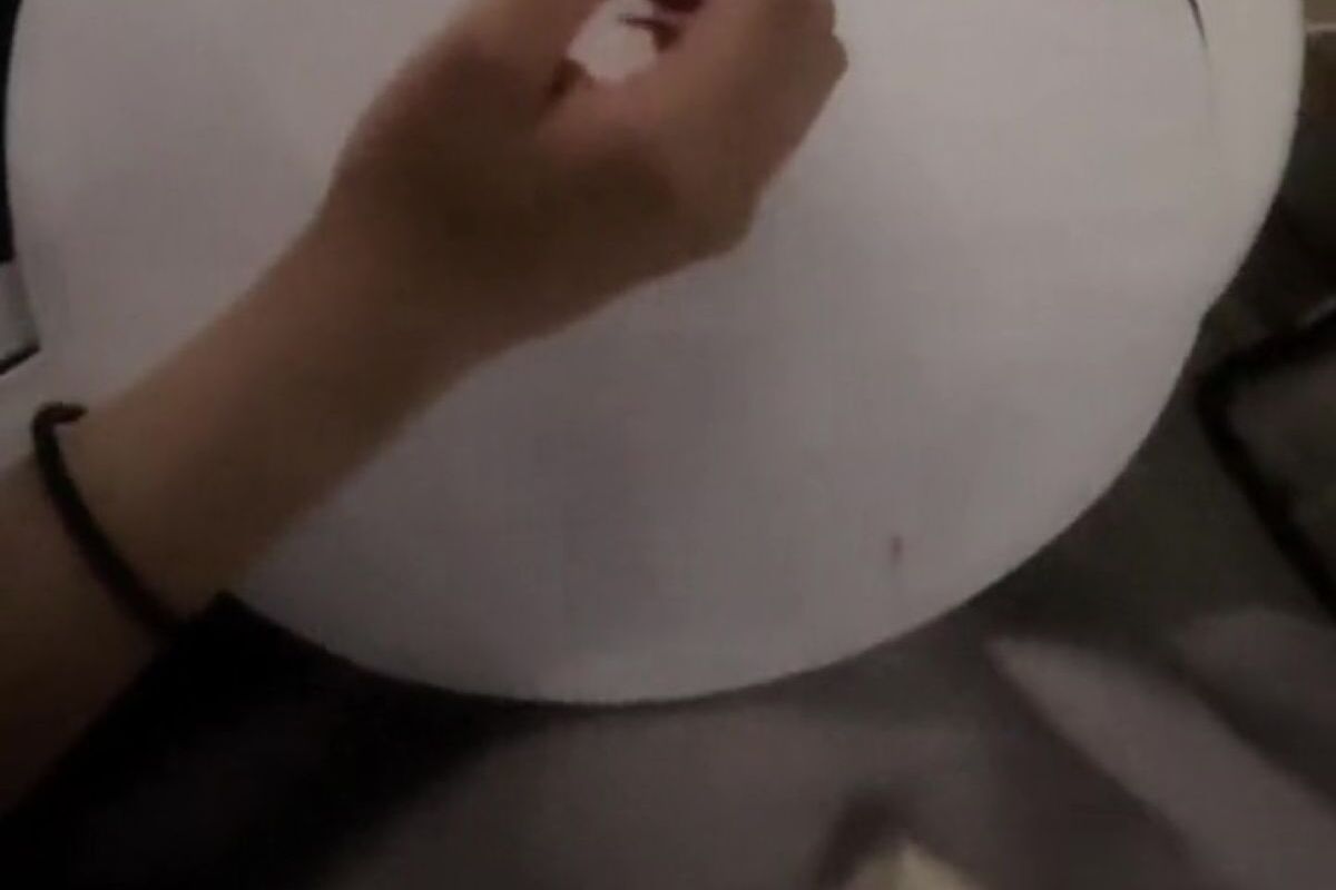 開演10分前、慌てて“ファンサうちわ”を作ったら……　衝撃の出来に「血痕かと思ったw」「逆に気付いてもらえそう」と450万再生 | ライフスタイル ねとらぼ