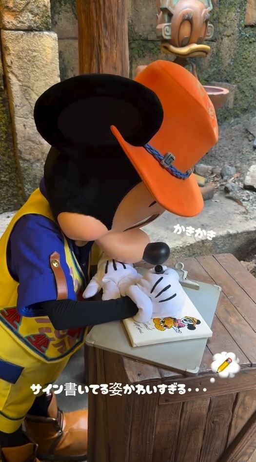 サインを書くミッキー