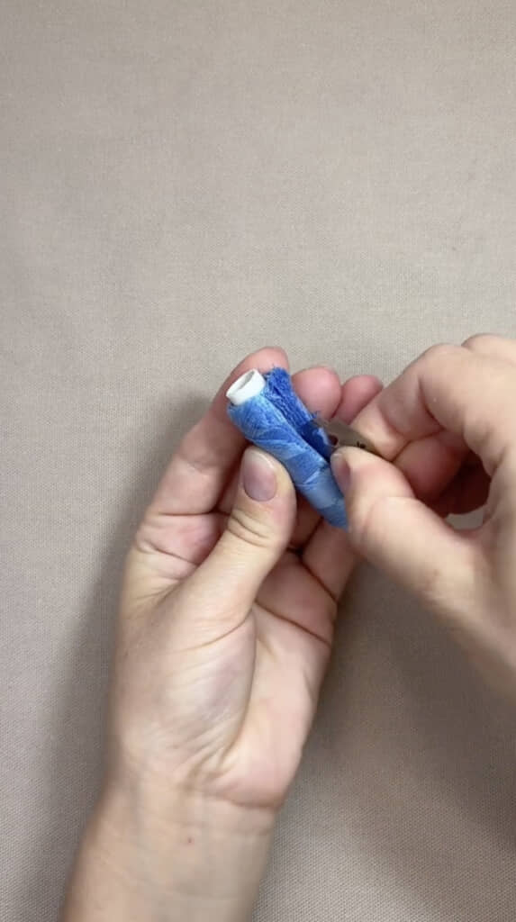 刺しゅう糸を大胆にカット