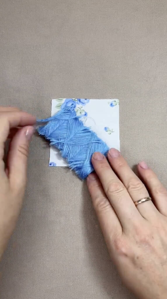 小さなハギレに縫い付けます