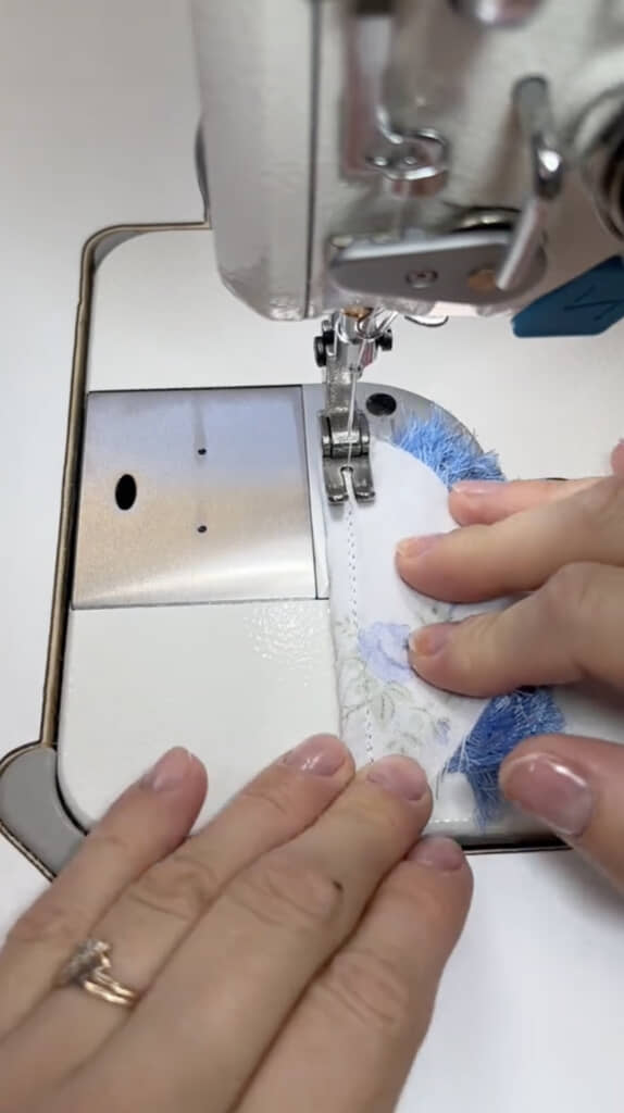 糸をくるむようにどんどん縫って……