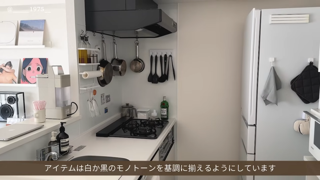 キッチンは“浮かせる収納”ですっきり