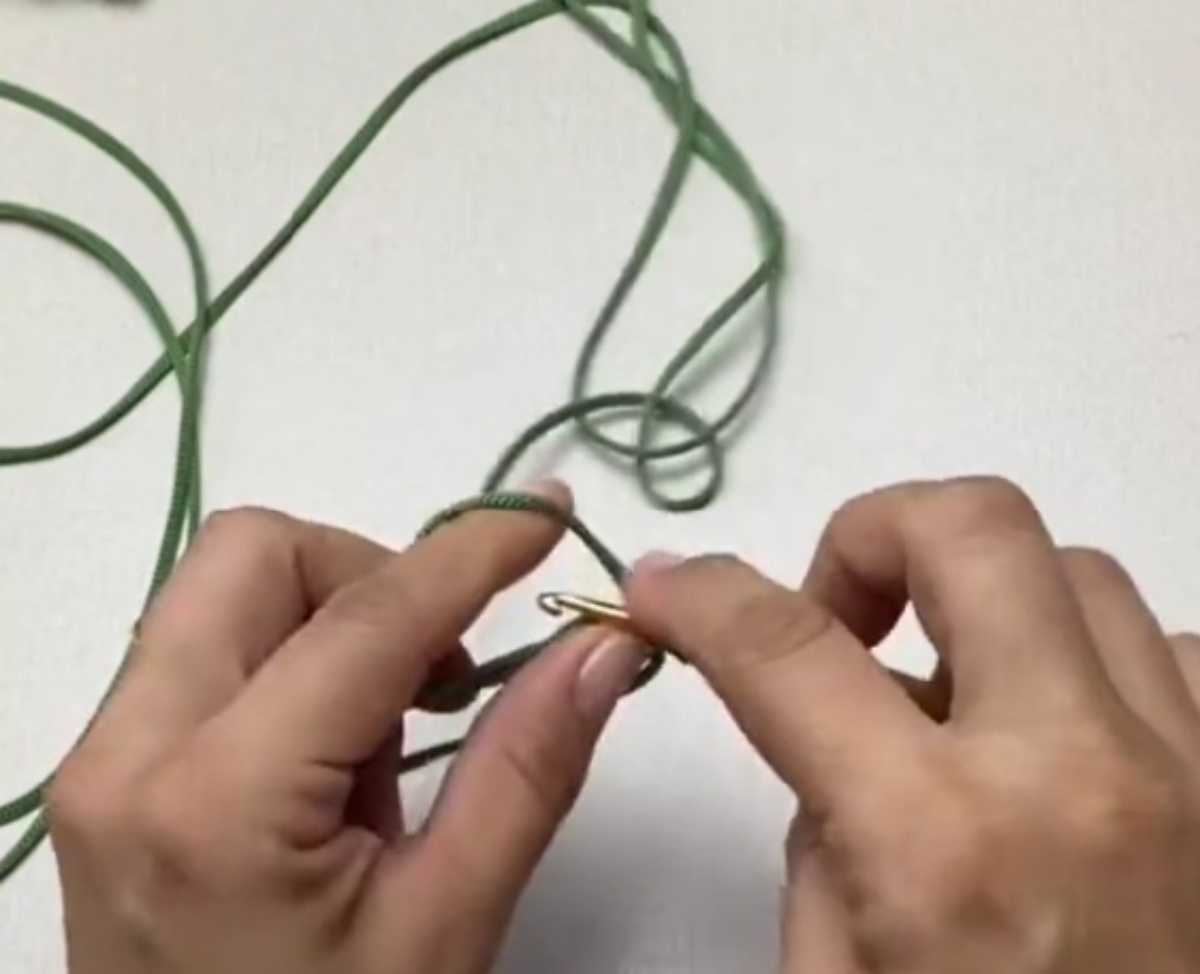 毛糸で大きな真四角を編み、パタンと折りたたむと……「おぉ」　“初心者歓迎”おでかけアイテムに「今すぐ作ります！」と反響【海外】（1/3） | ライフハック ねとらぼ