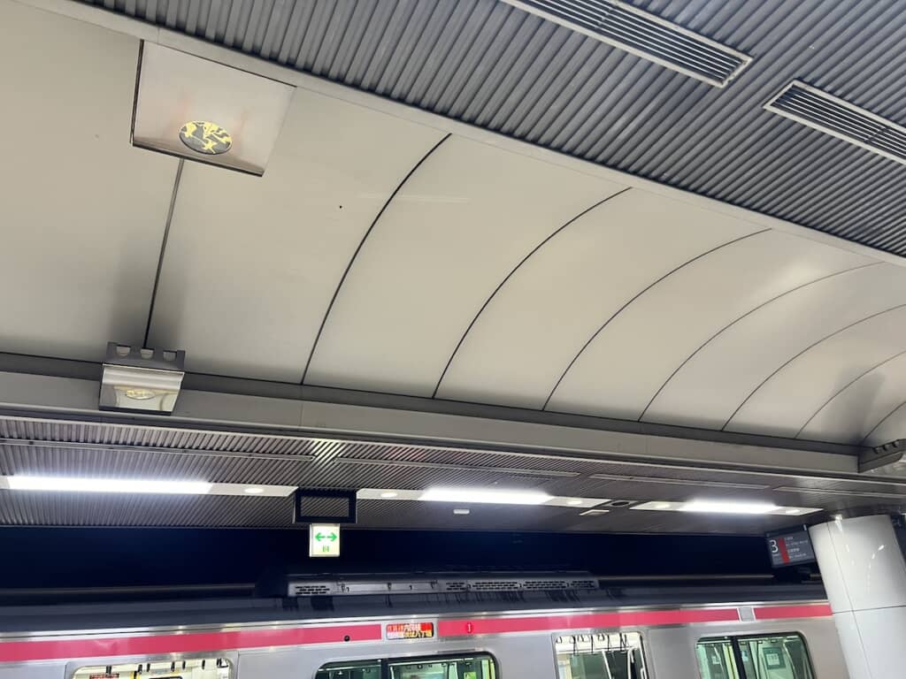 京葉線ホームの天井をよく見てみると……