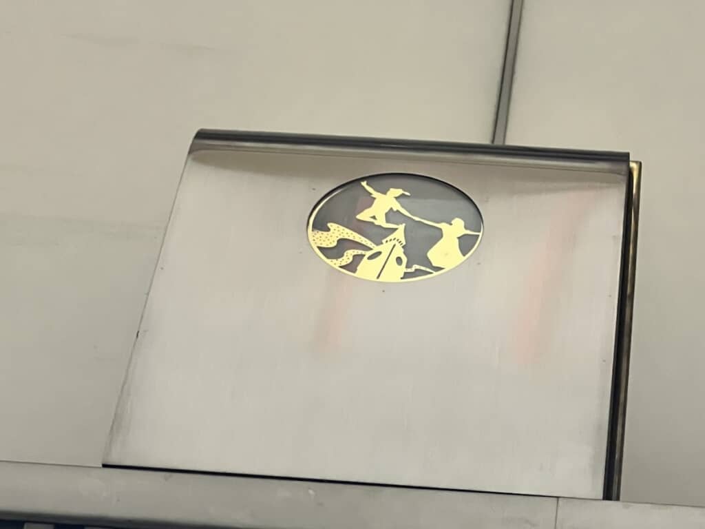 照明のカバーに描かれた「ピーターパン」のシルエットを発見