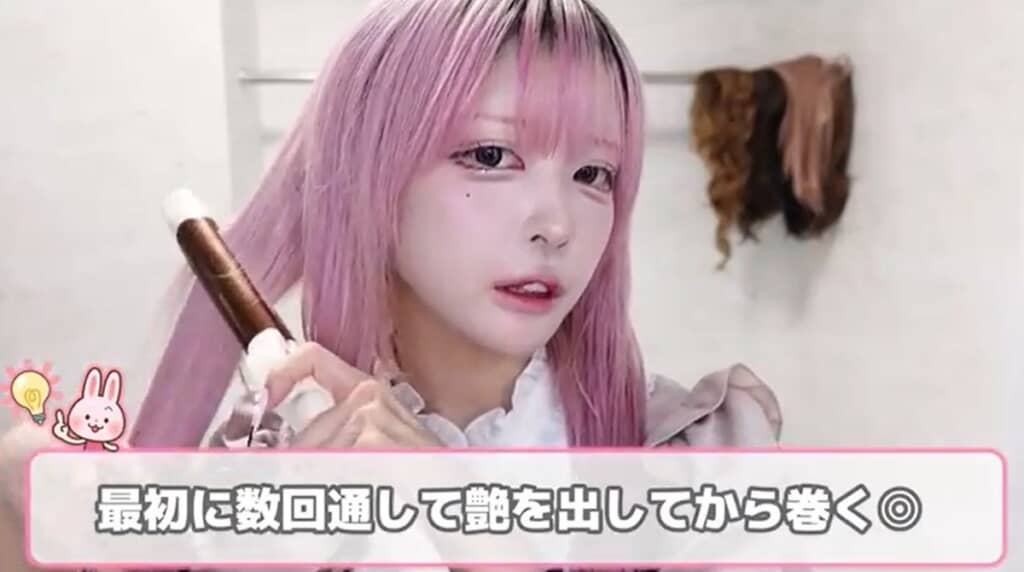 ヘアアイロンで巻いていきます