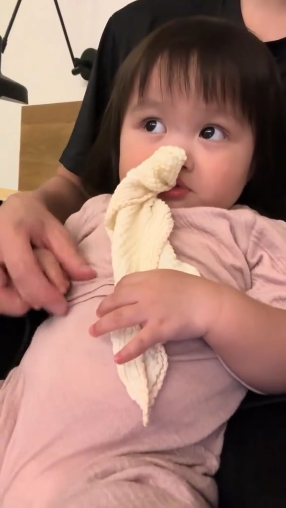 パパが手を握りますが……