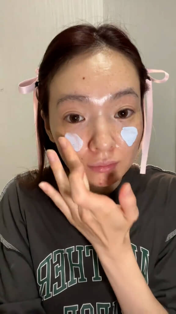 ブルーの化粧下地で透明感アップ