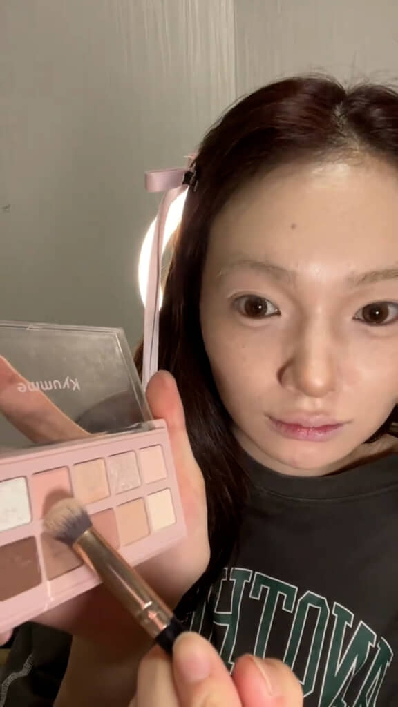 アイシャドウはピンクで統一