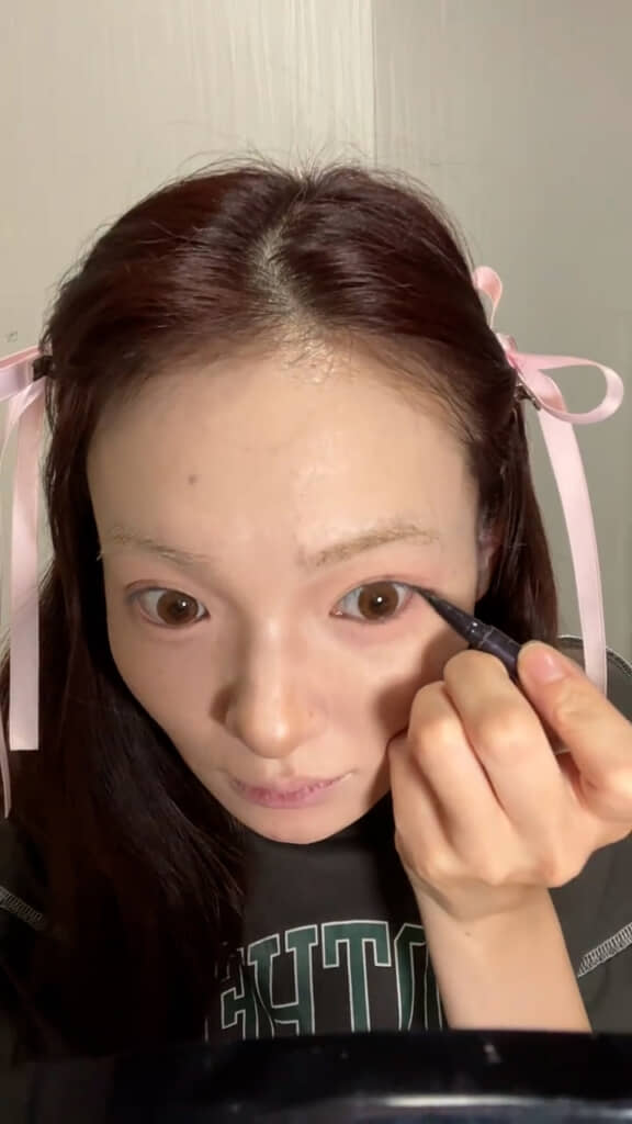 アイラインは中央から目尻にかけて引く