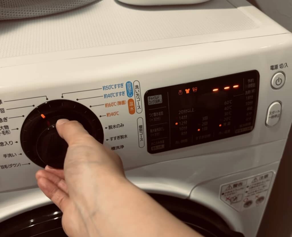 洗濯機のモードダイヤルを操作している様子