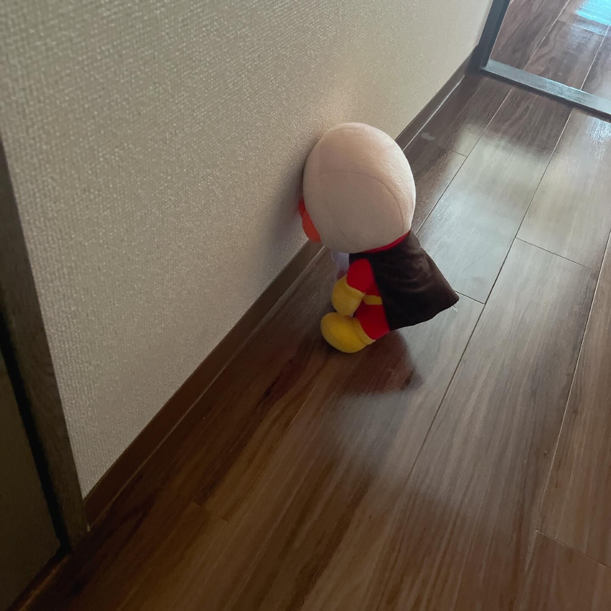 「ヒーローだって色々ある……」帰宅してアンパンマンのぬいぐるみをふと見ると……　予想外の状態に仰天「子供には見せられない」「何があった」（1/3） | ライフスタイル ねとらぼ