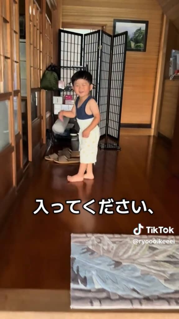 「ちょっと寄ってって～」と言わんばかりに手を上から下に振り下ろします