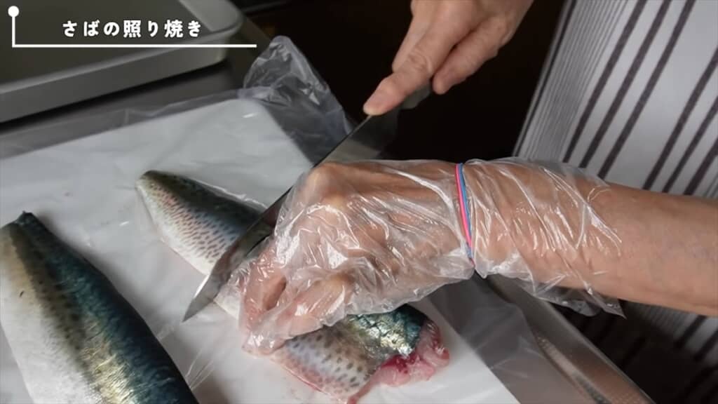 魚を切るときは便利シートをまな板に敷く