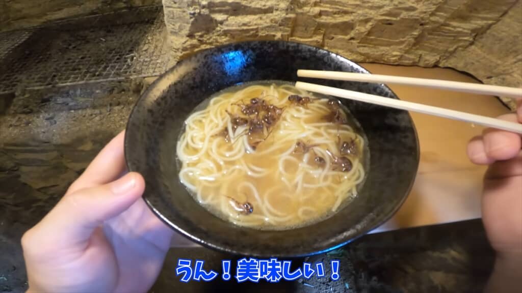 自宅の洞窟に住み着いたカマドウマでラーメンを作る人