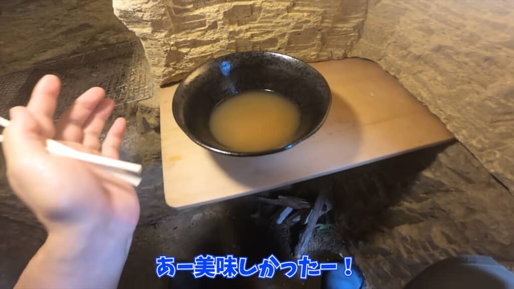 自宅の洞窟に住み着いたカマドウマでラーメンを作る人