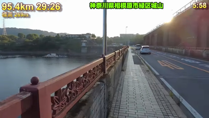 朝日に照らされながら城山ダムの脇を通る