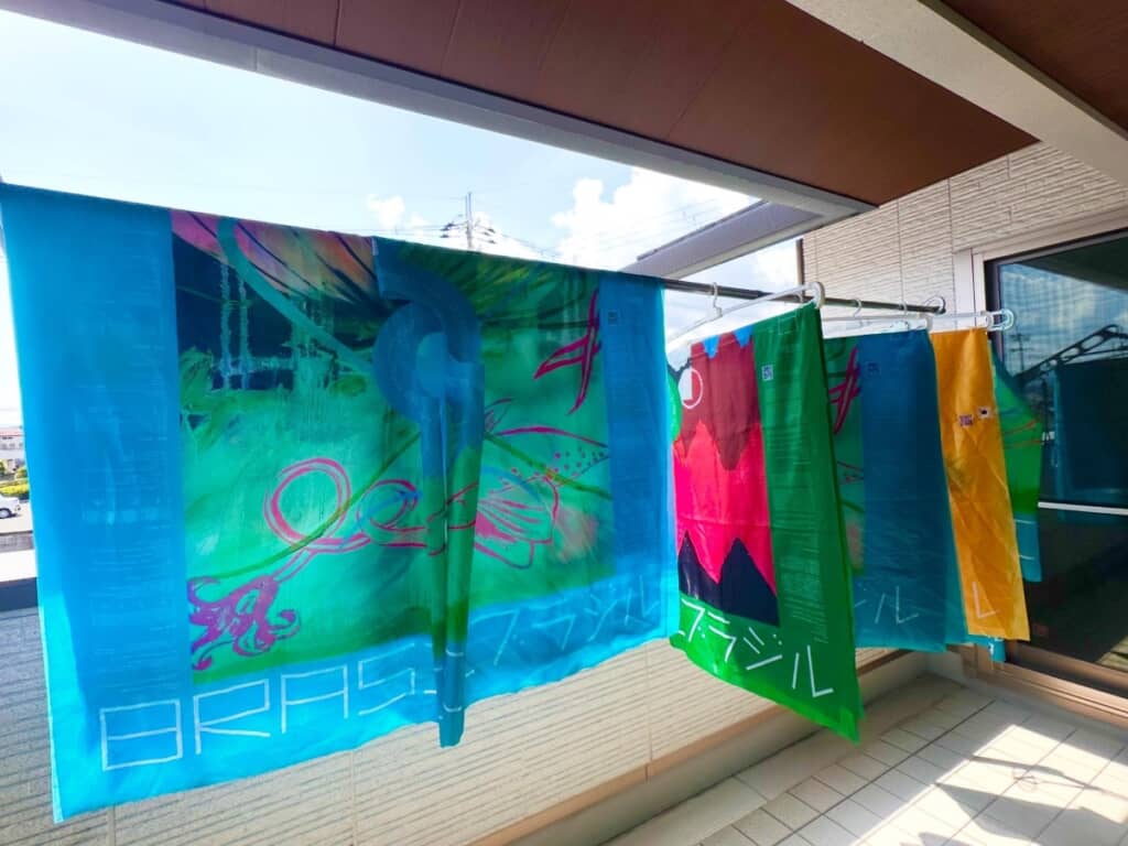 ブラジル館でもらえる華やかなポンチョ