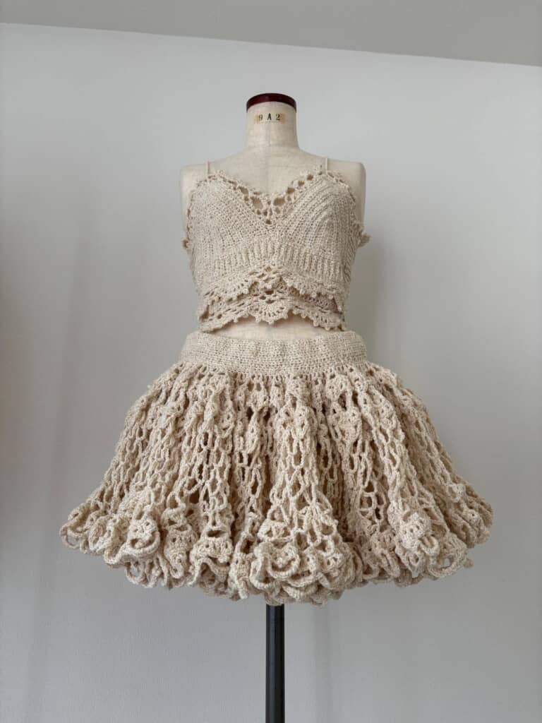 かぎ針編みで作ったニットドレス