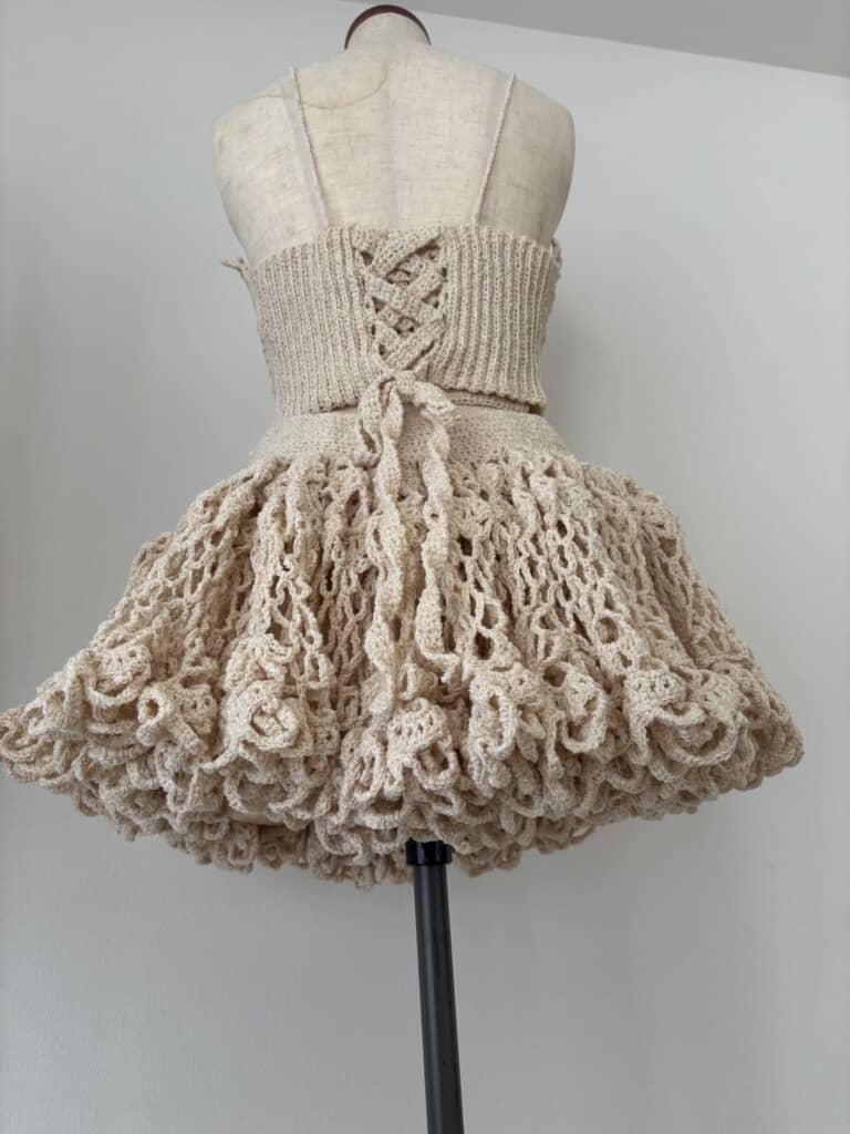 背後はレースアップ！