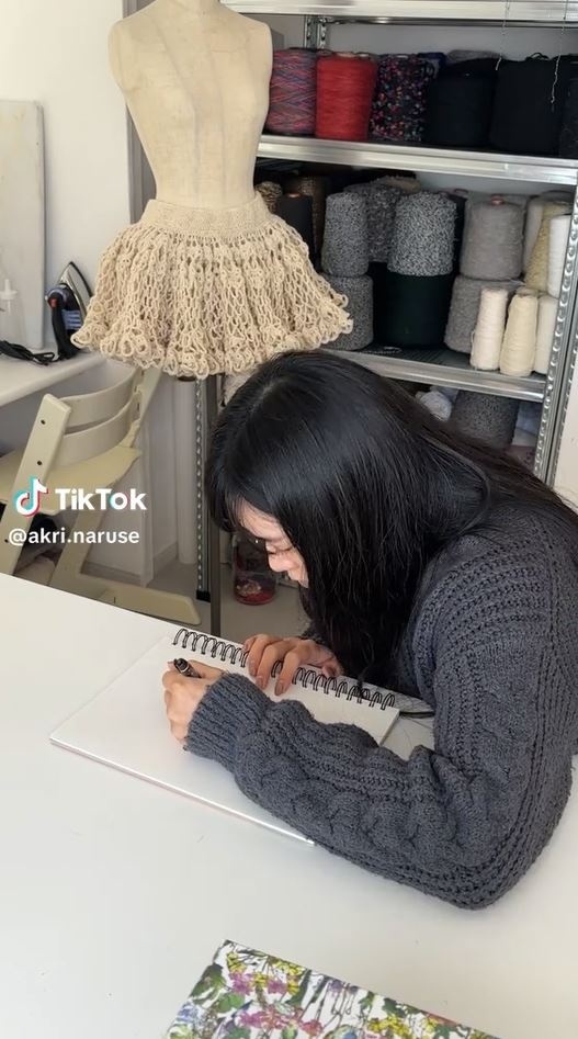 トップのデザイン画を描くakariさん