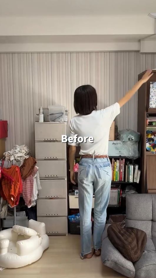 そのまま置かれた服や本