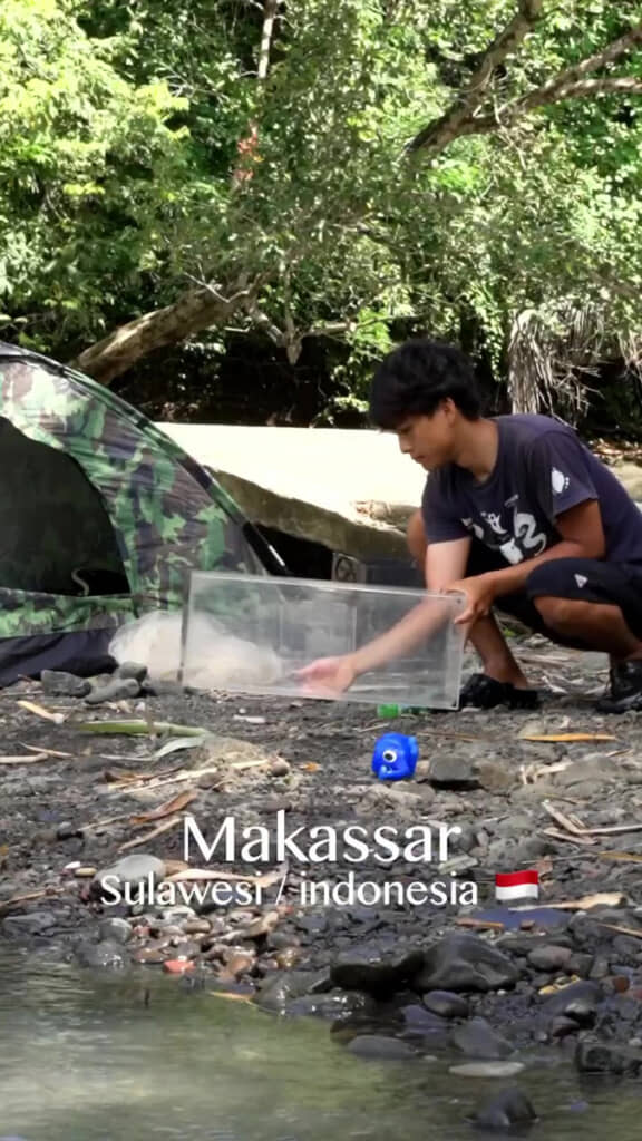 舞台はインドネシアの川辺