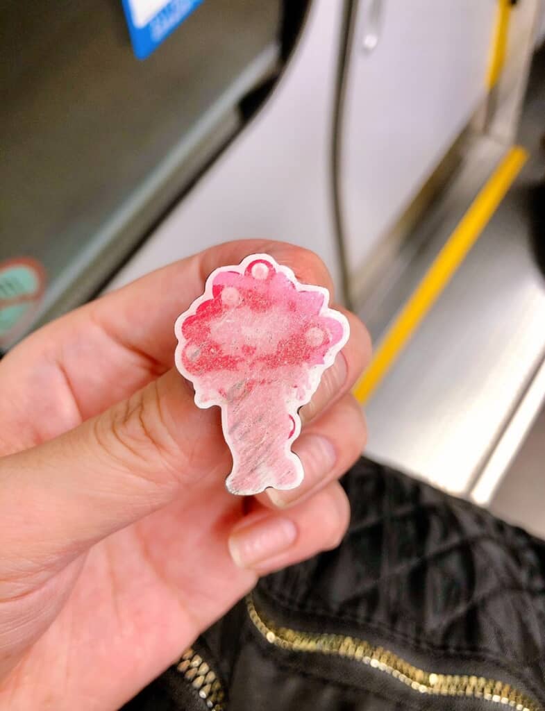 傷だらけのミャクミャクのピンバッジ