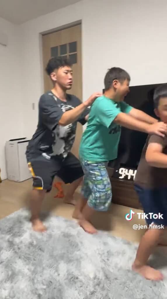 遊び始めたパパさんと息子くんたち