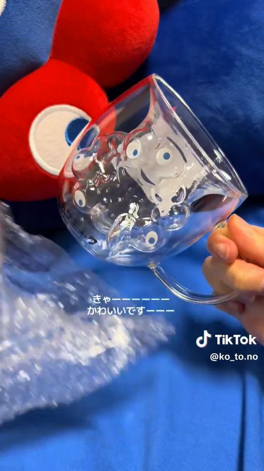 ガラスに透けているミャクミャク……！