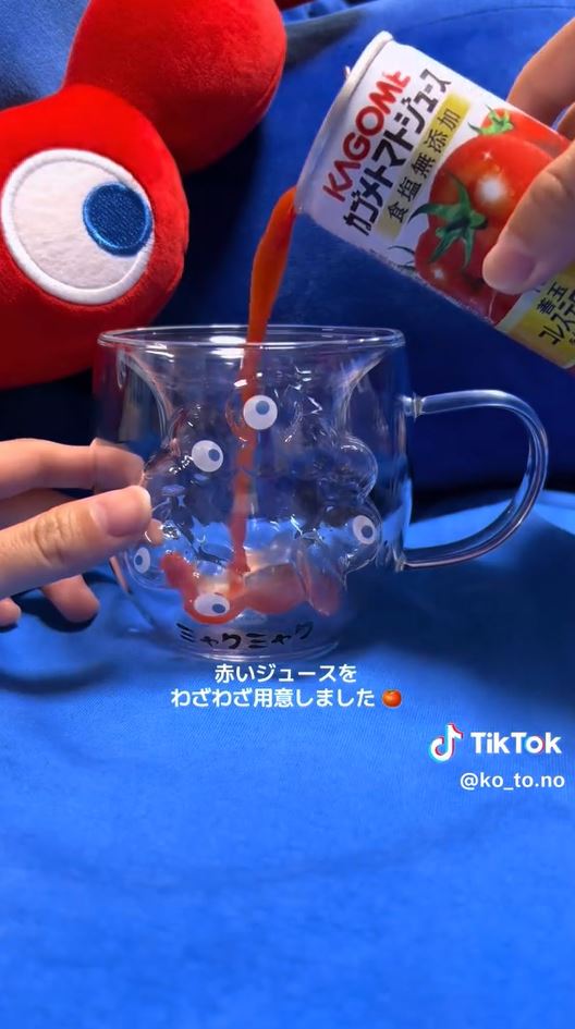 トマトジューズをそそぐと……