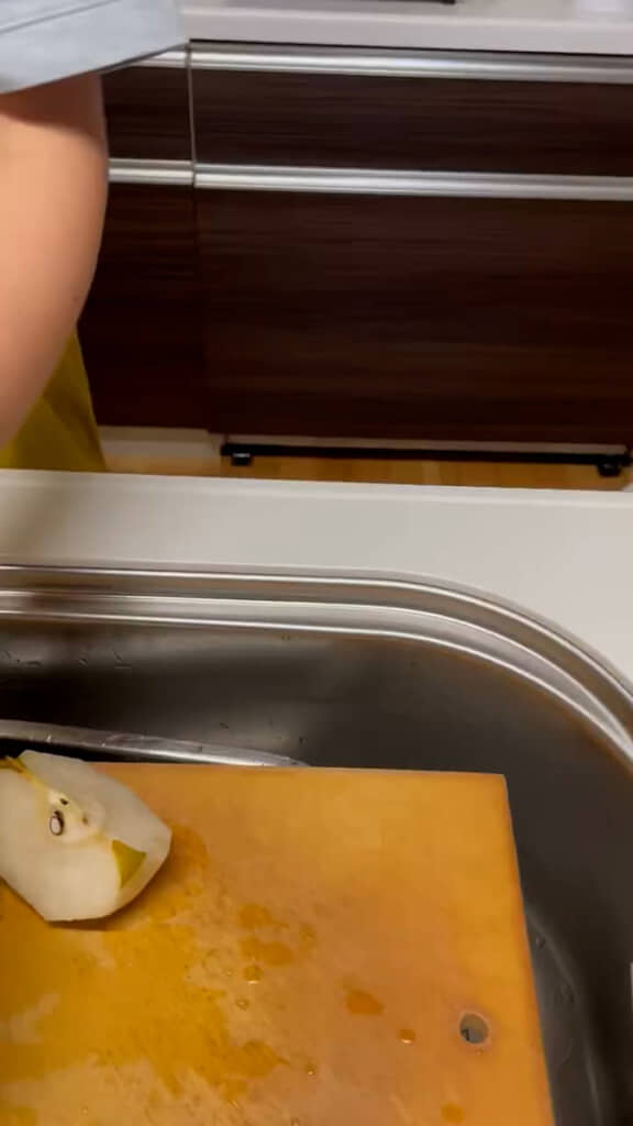 梨を切っていたら……