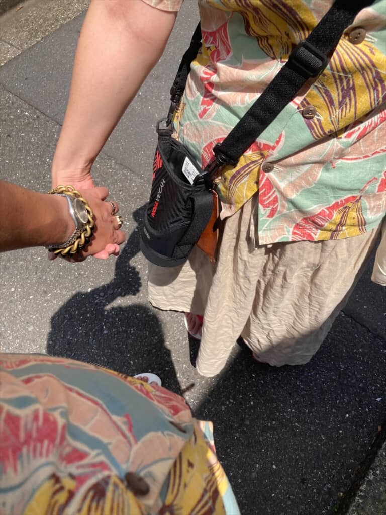 ペアルックで手をつないだり